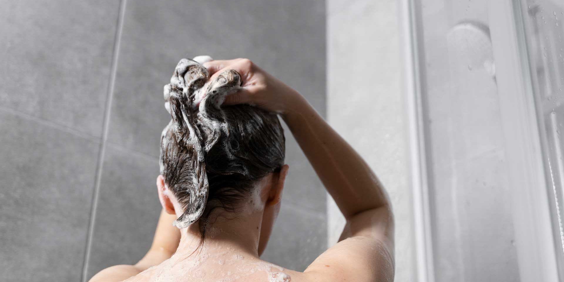 Champú de cosmética natural ecológica sin sulfatos agresivos para una limpieza suave del cabello