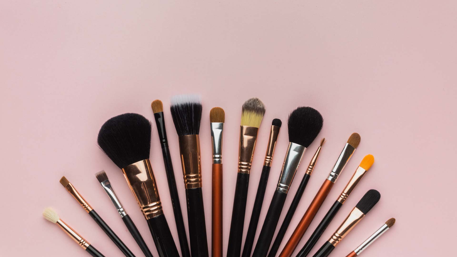 Accesorios de maquillaje para aplicar cosmética natural con precisión