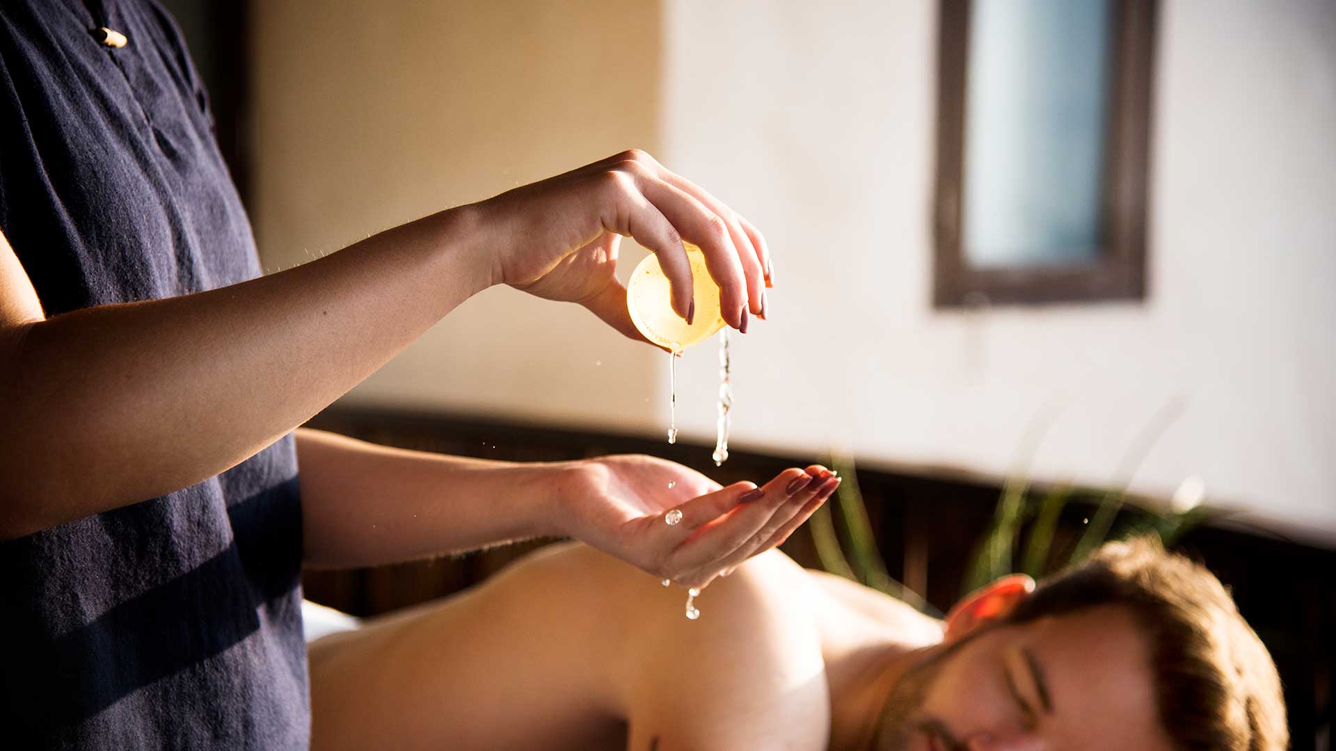 Oli de massatge relaxant natural per alleujar tensions i hidratar la pell amb olis vegetals