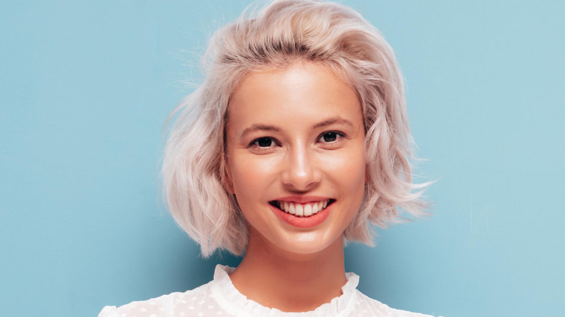 Productes naturals per cabell blanc que hidraten i potencien la brillantor amb actius vegetals nutritius