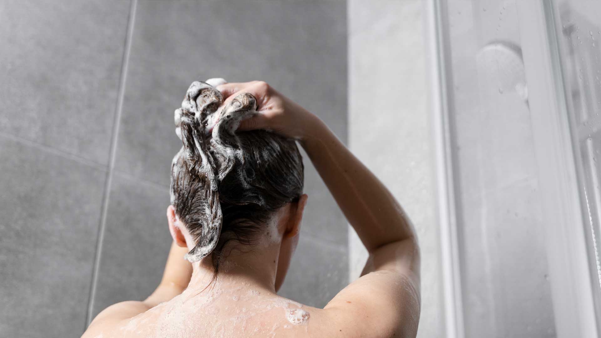 Champú de cosmética natural ecológica sin sulfatos agresivos para una limpieza suave del cabello